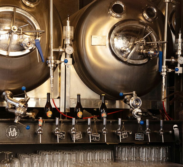 Les cuves de l'ancienne microbrasserie de La TUF
