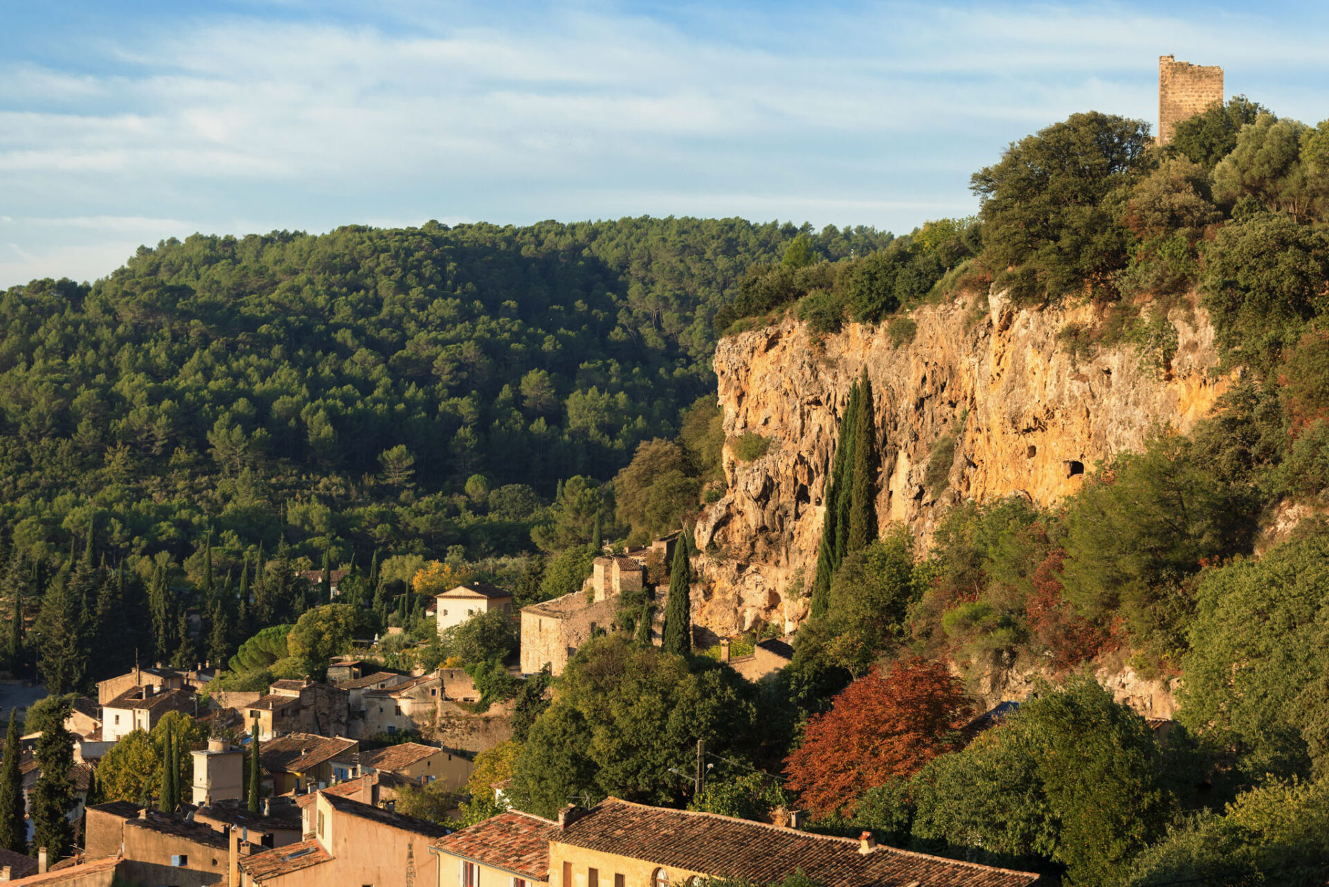 La Falaise de Cotignac, "Plus beau village de France" niché au cœur du Var