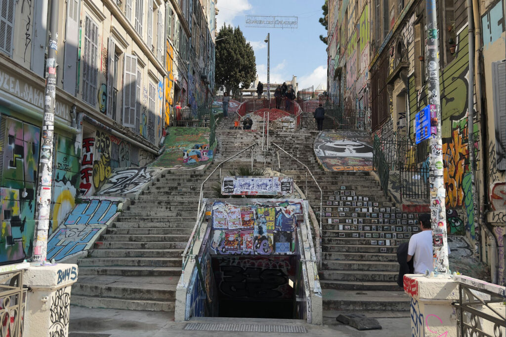 Les grands escaliers du Cours Julien couverts de street art