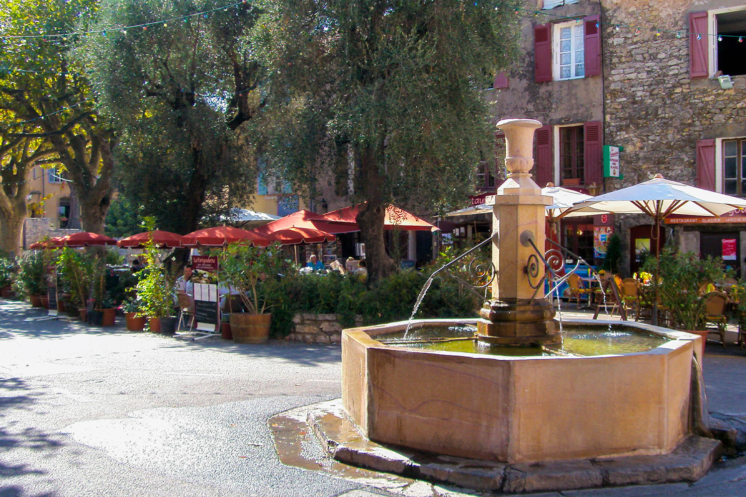 © Fontaine de la place des Ormeaux, Tourtour, René Dinkel, CC 4.0