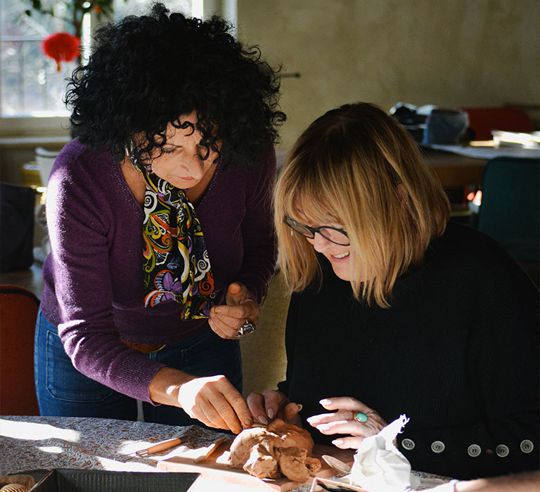 Atelier de sculpture à l'argile avec Sandra à Lou Calen, Cotignac - Apprentissage des techniques de modelage à l'argile de Provence