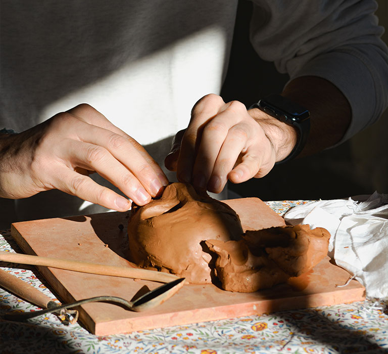 Atelier de sculpture à l'argile avec Sandra à Lou Calen, Cotignac - Apprentissage des techniques de modelage à l'argile de Provence