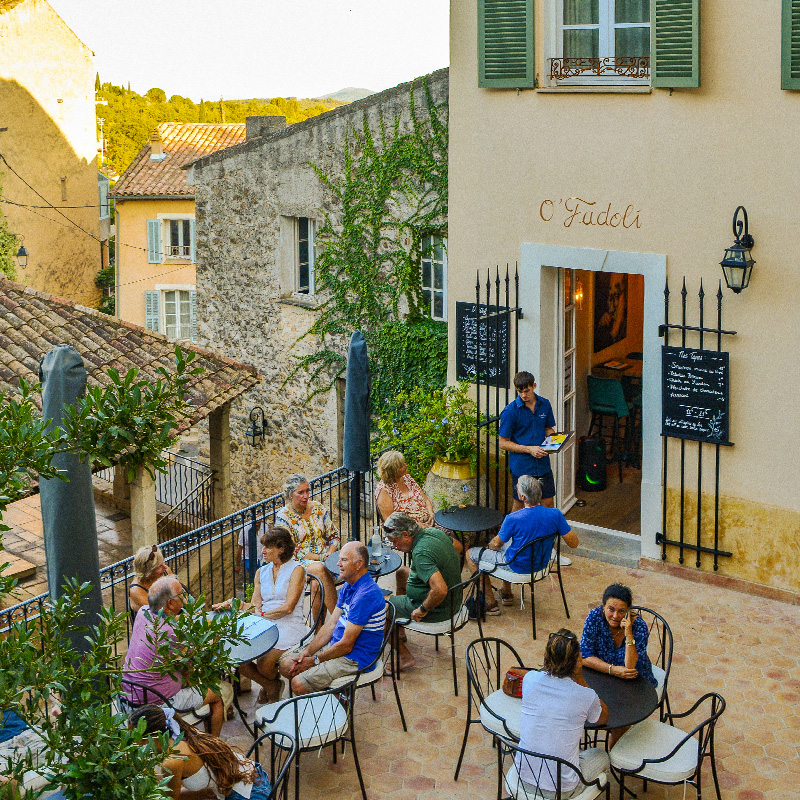 O'Fadoli, bar à cocktails et spiritueux à Cotignac - Vue de la terrasse