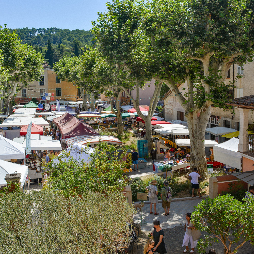 Marché hebdomadaire de Cotignac dans le Var