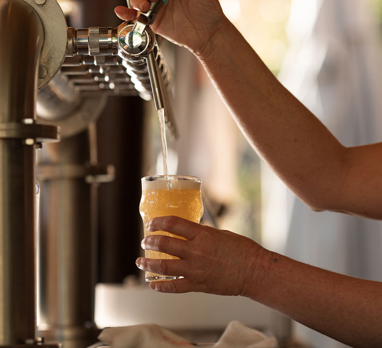 La TUF : bar à bières festif à Cotignac dans le Var - Bière pression au bar d'été